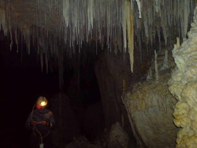  Estalactitas en una cueva